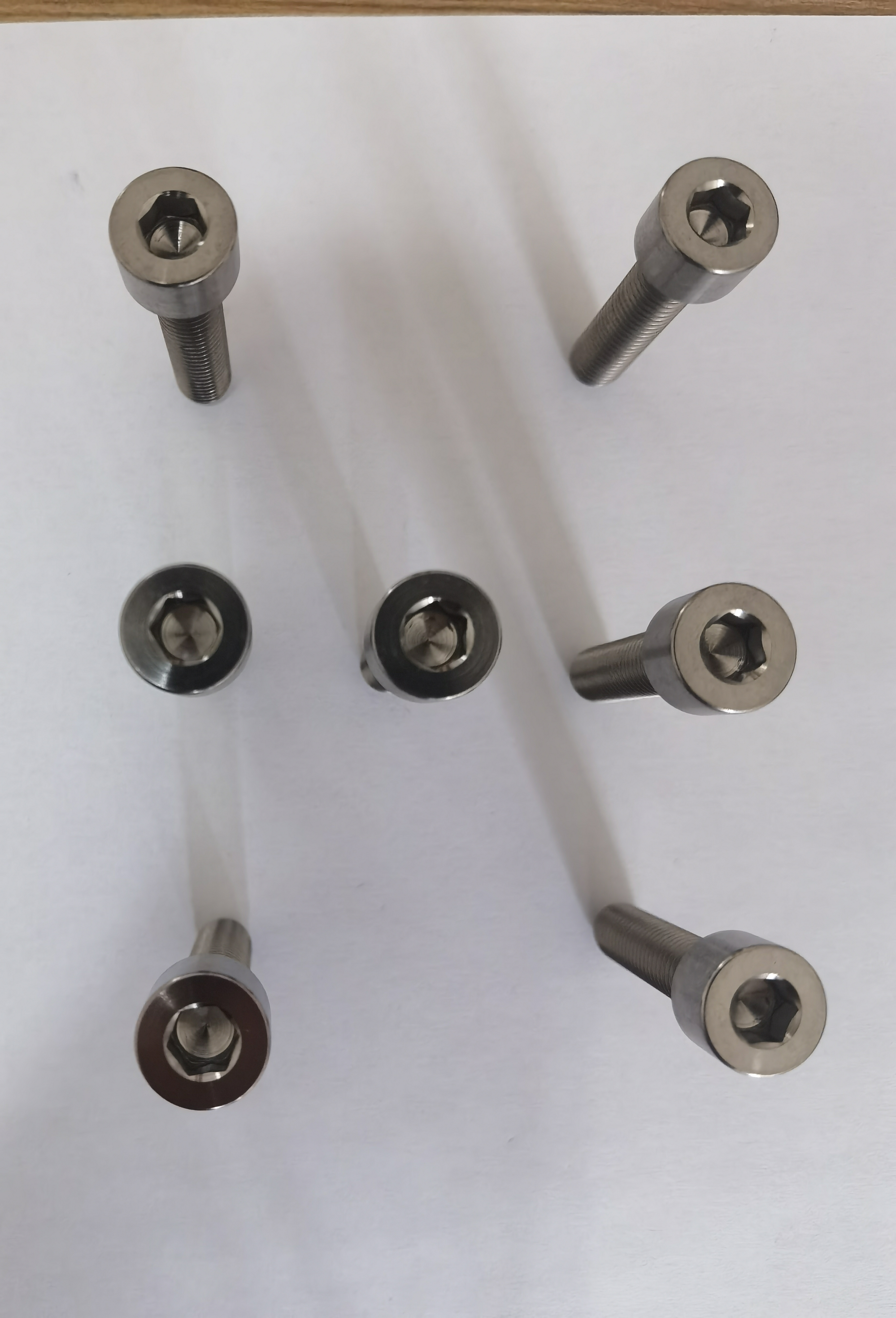 Titan-Innensechskantschrauben mit niedrigem Kopf DIN7984 GR5 GR2